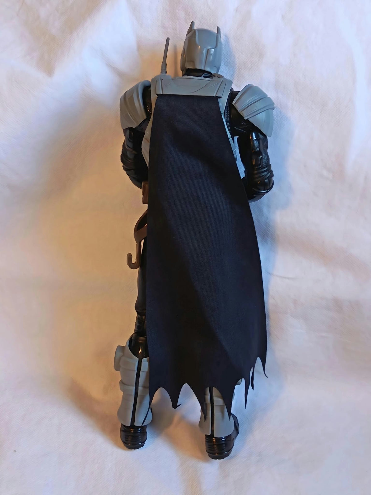 Détail du plastron et du logo chauve-souris de la figurine Batman 30cm