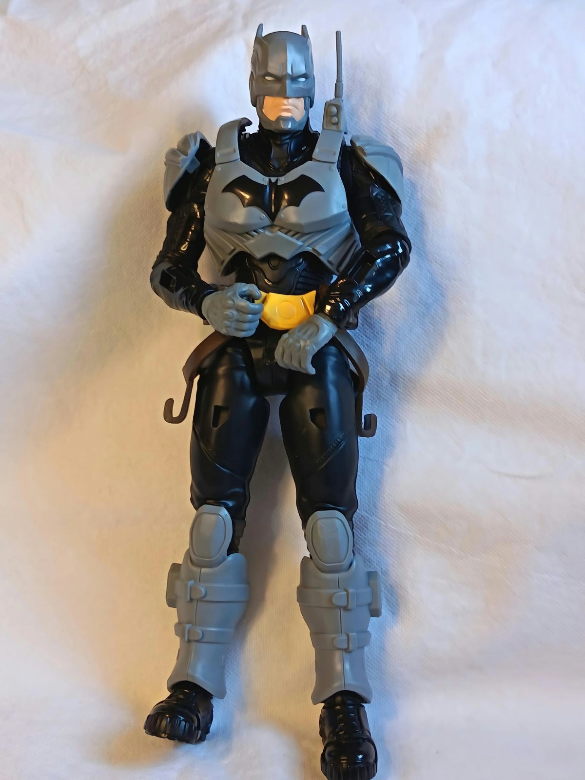 Figurine Batman 30cm en armure tactique grise et noire