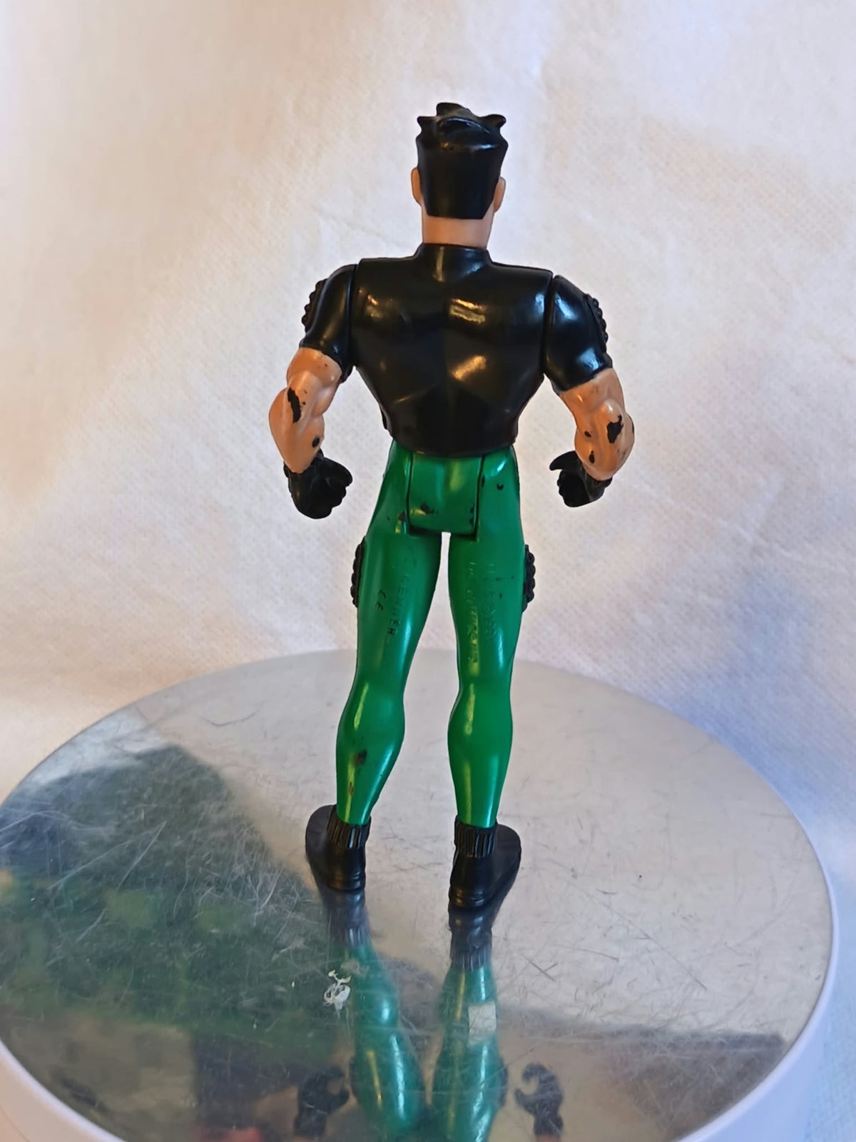 Figurine articulée Dick Grayson en blouson noir et pantalon vert