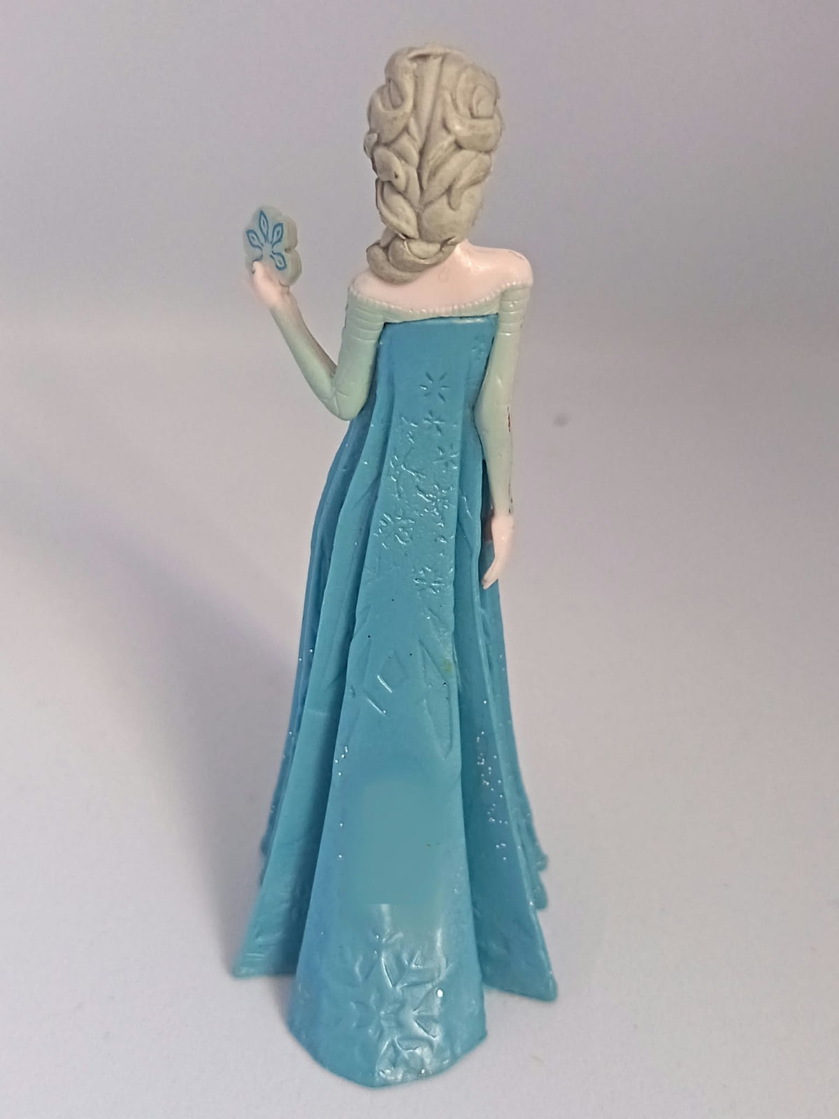 Détail du flocon de neige dans la main de la figurine Elsa