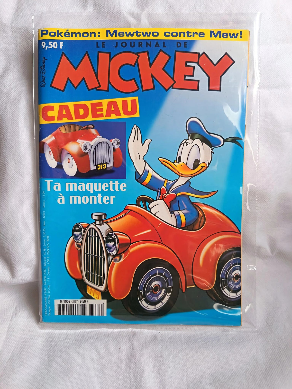 Couverture du Journal de Mickey numéro 2497 du 26 avril 2000 avec Donald dans sa voiture 313 rouge