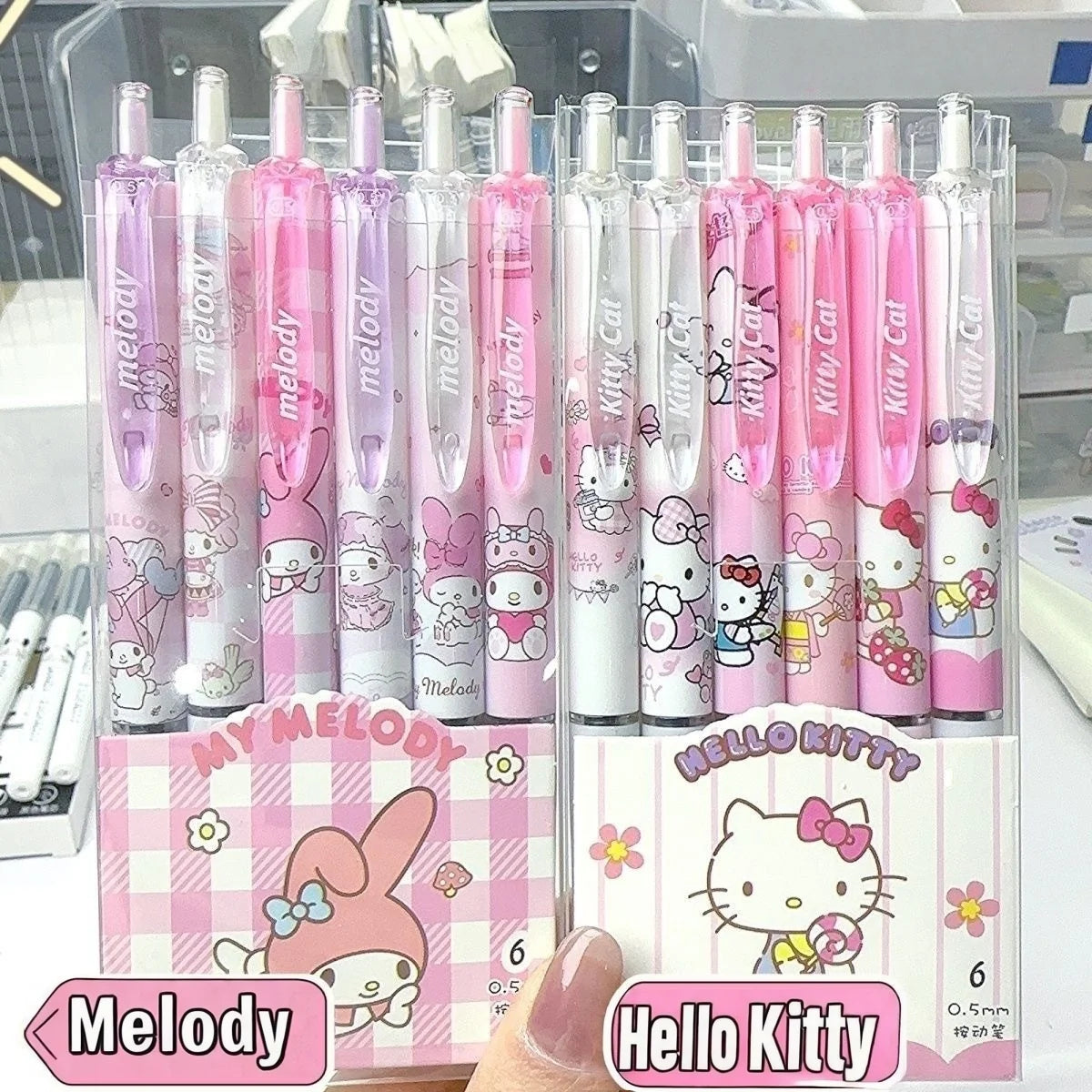 Stylos Hello Kitty roses et blancs posés en éventail