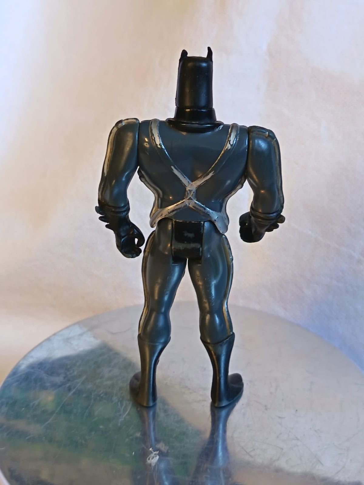 Dos de la figurine Batman Kenner montrant le harnais croisé argenté