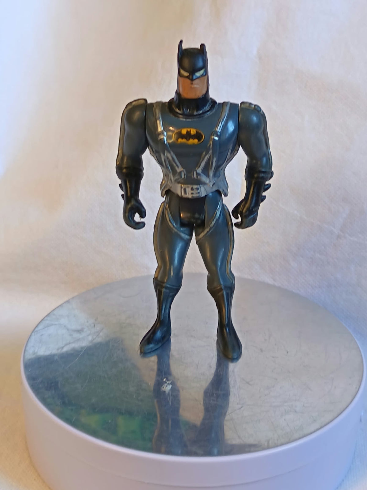 Figurine Batman Kenner 1993, combinaison grise avec logo chauve-souris