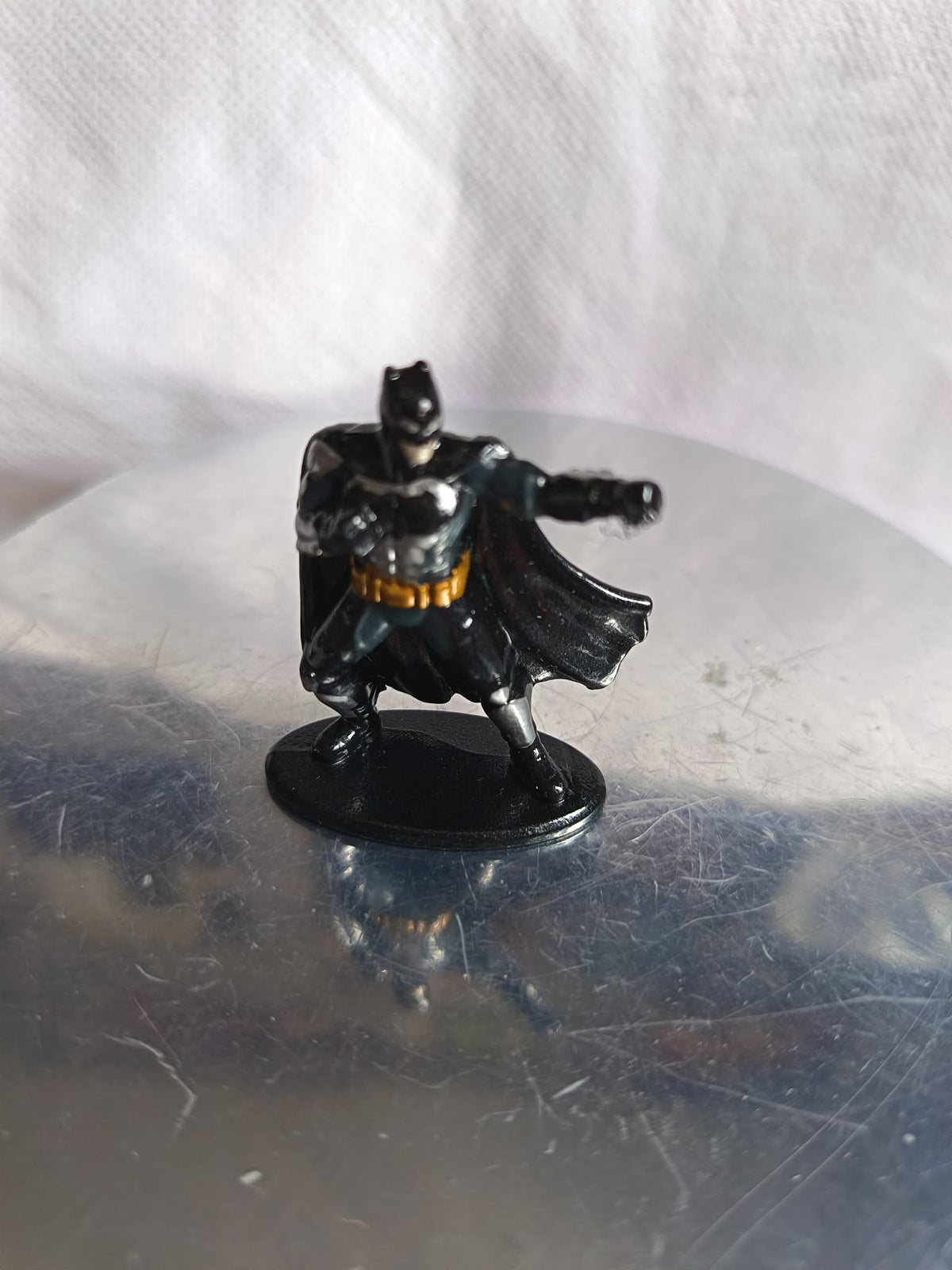Marquage DC Comics et Jada Toys sous la figurine Batman Metalfig