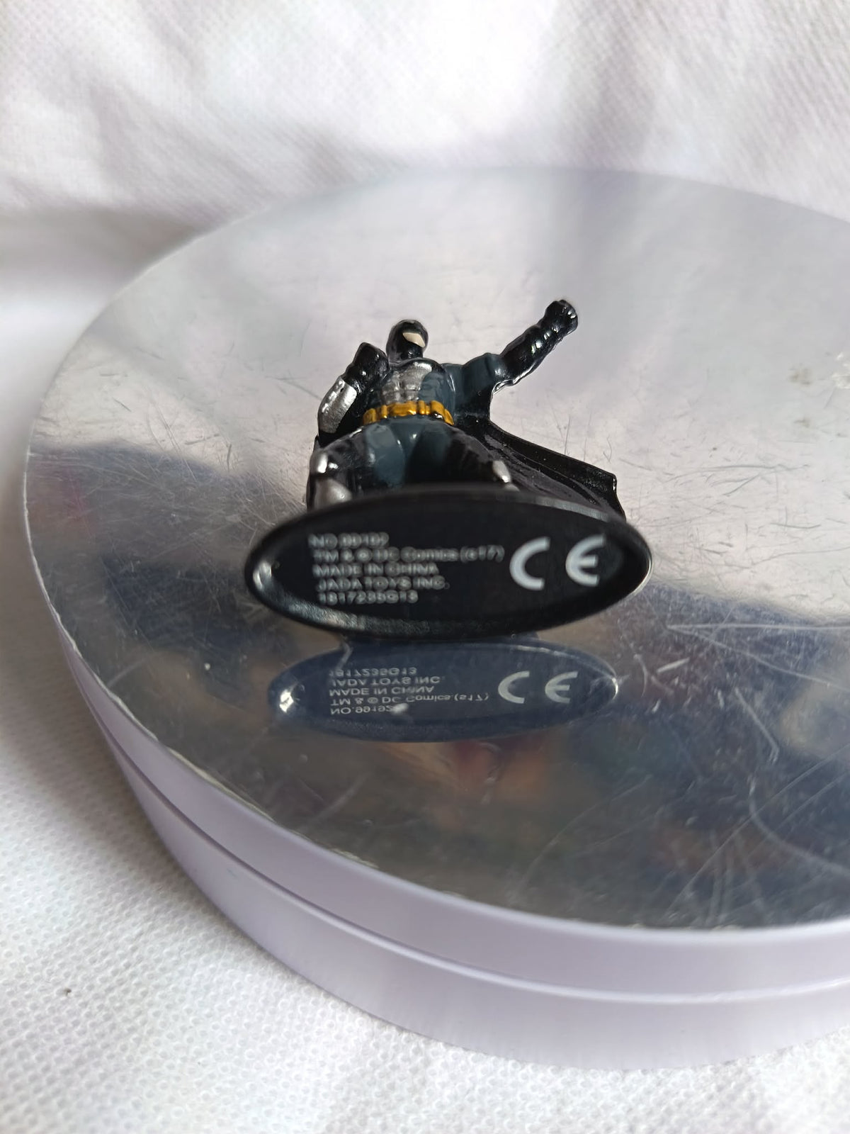 Détail du socle noir de la figurine Batman Metalfig Jada Toys