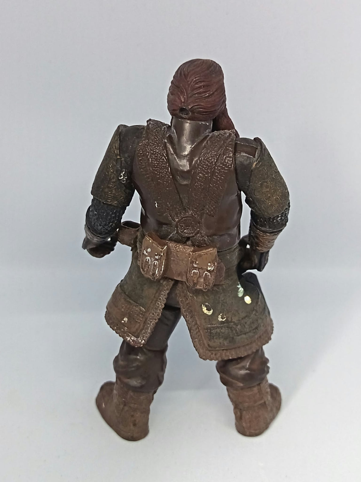 Dos de la figurine Gimli avec ceinture à poches et armure en cotte de mailles