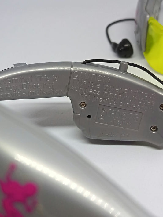 Marquage CE 0678 et mention jouet gravés sur la branche des lunettes Totally Spies