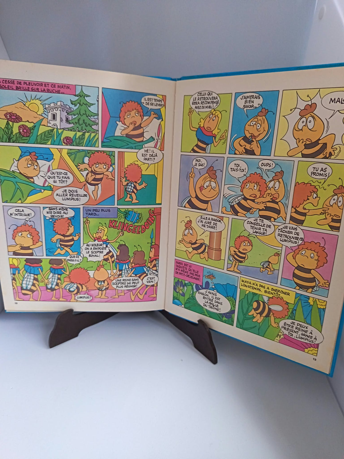 Pages intérieures en bandes dessinées de Maya l'abeille au service de la reine