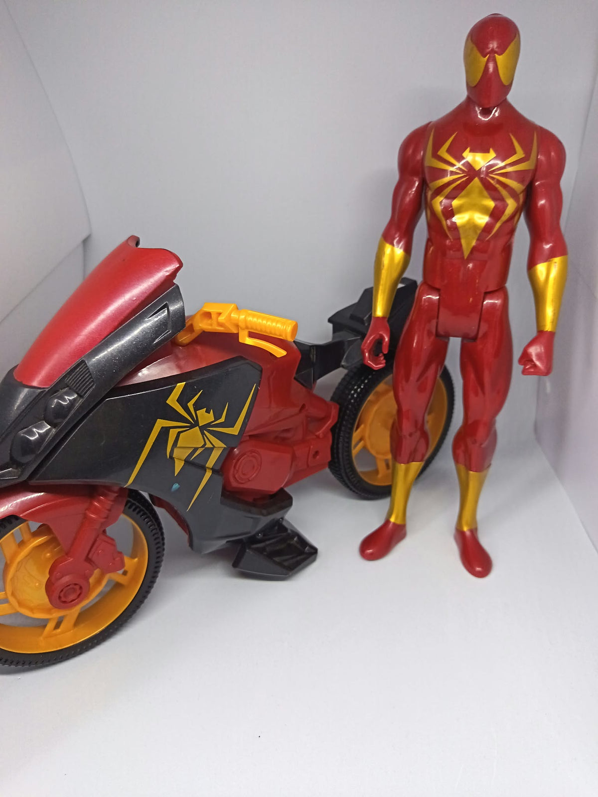 Lot figurine Spider-Man rouge et or 30cm avec sa moto, Marvel 2014