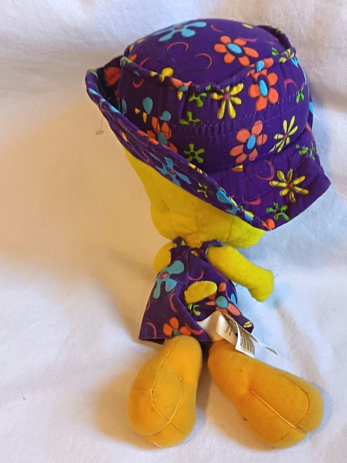 Visage de la peluche Titi avec ses grands yeux bleus expressifs