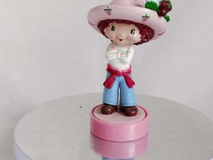 Figurine Charlotte aux fraises