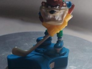 Figurine TAZ jouant au hockey