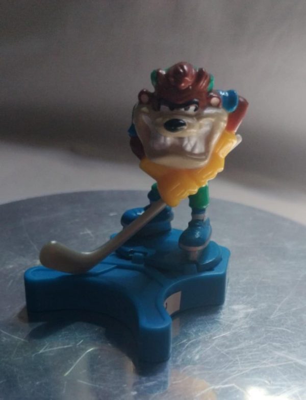 Figurine TAZ jouant au hockey