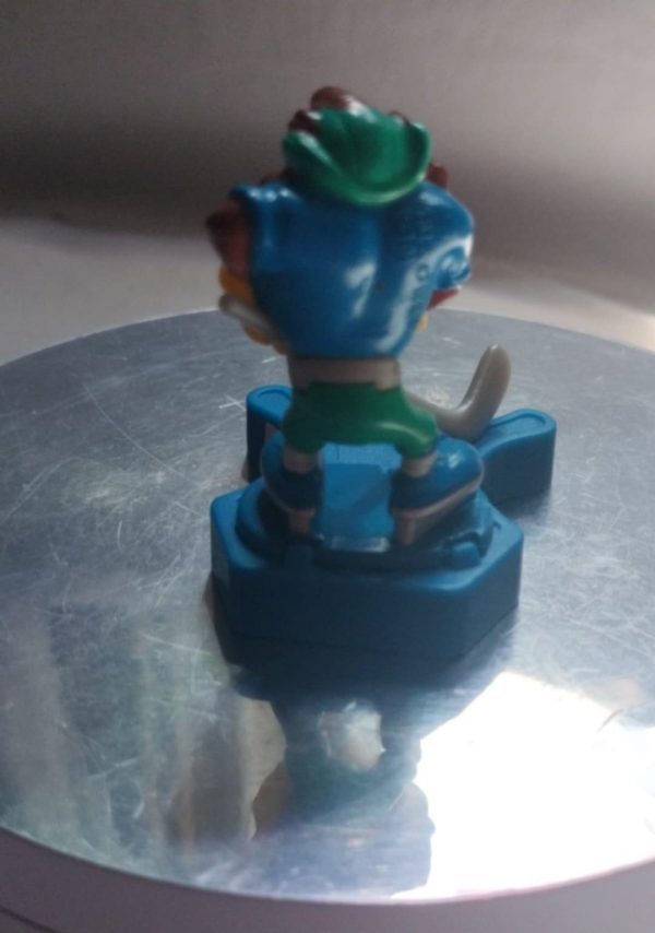 Figurine TAZ jouant au hockey – Image 2