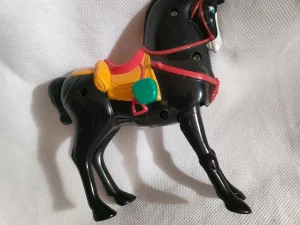Figurine Mulan, Khan le cheval noir de 1998 McDonald's