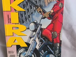Couverture du manga Akira numéro 25 Vision Souterraine de Katsuhiro Otomo, édition kiosque Glénat de 1991, représentant Kaneda à moto dans Neo-Tokyo.
