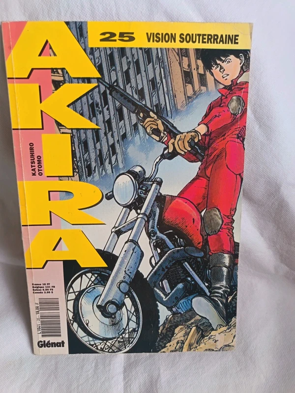 Couverture du manga Akira numéro 25 Vision Souterraine de Katsuhiro Otomo, édition kiosque Glénat de 1991, représentant Kaneda à moto dans Neo-Tokyo.