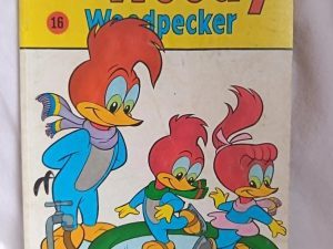 Couverture de la BD Woody Woodpecker numéro 16 "Un reportage laborieux", publiée par Sagédition en 1978, mettant en scène Woody le Pic et deux jeunes personnages patinant sur une petite patinoire.